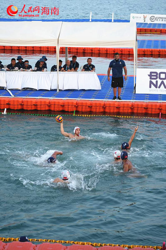 4月27日，在海南三亚举行的第六届亚洲沙滩运动会男子水球单循环决赛。人民网记者 孟凡盛摄