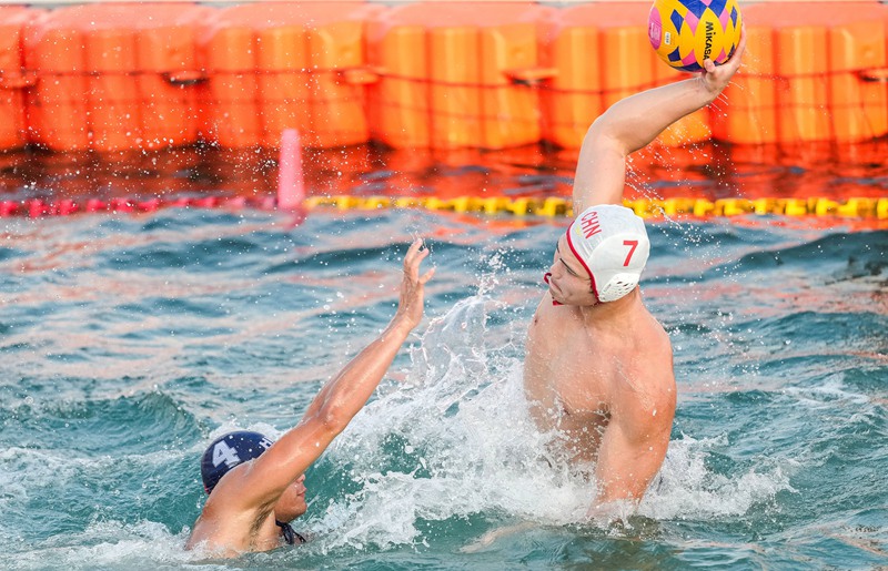 4月27日，中国队球员欧阳海元（右）在比赛中射门。三亚亚沙会执委会供图