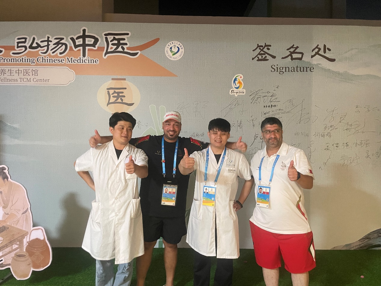 外籍记者为三亚市第二人民医院“亚沙会健康医馆”的服务点赞。罗泽彤摄