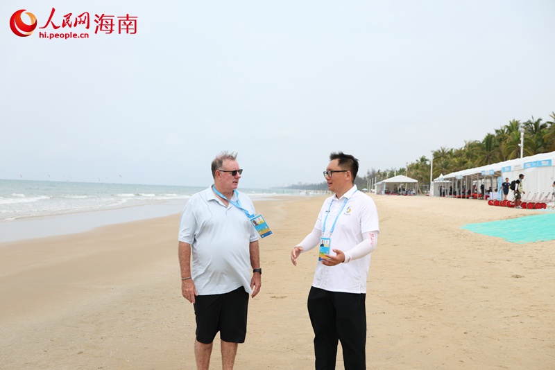 亚洲帆船联合会技术官员大卫·布鲁克斯（David Brookes）（左）接受采访。实习生 王忠华摄