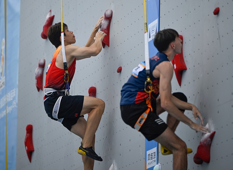 4月28日，中国选手赵一程（左）在比赛中。三亚亚沙会执委会供图