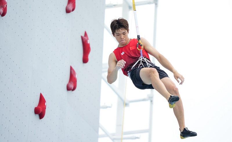 4月28日，中国选手赵一程在比赛后。三亚亚沙会执委会供图