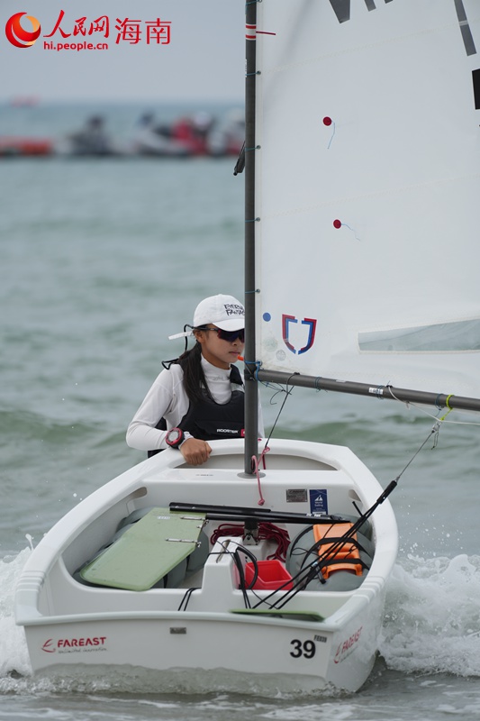 程文俞出发op帆船女子比赛 人民网孟凡盛摄