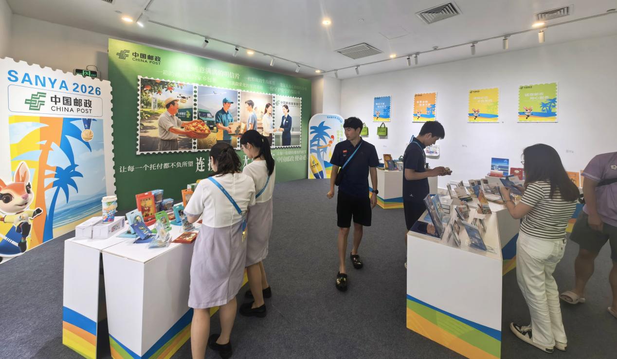 亚沙会参与者在亚沙会主题邮局打卡选购。林志纬摄