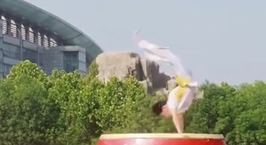 学生表演鼓上十五翻惊艳全场