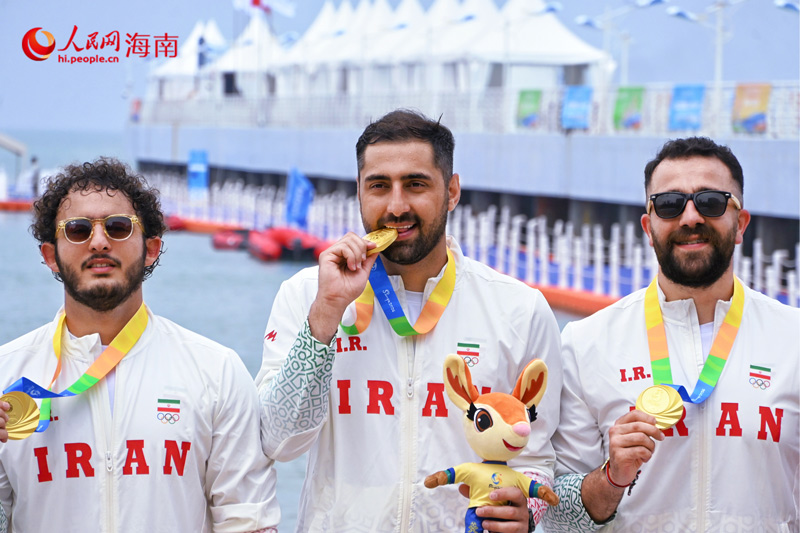 水球项目颁奖仪式，伊朗队队员展示金牌 人民网实习生马宁紫摄.jpg