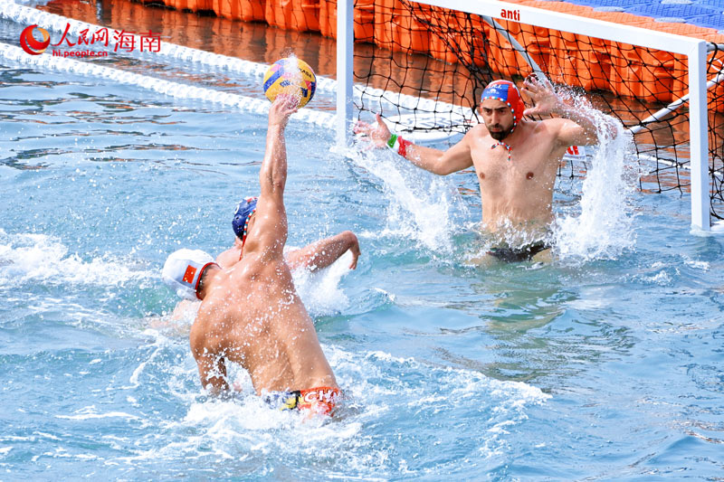 中国队球员在伊朗队门前完成射门，伊朗队门将奋力扑救。实习生马宁紫摄