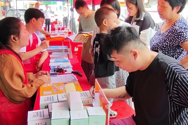 求职者现场咨询和填写简历。主办方供图