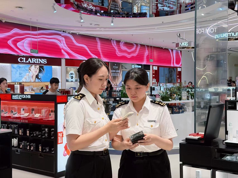 海关关员在中免凤凰机场免税店核验免税商品试用装溯源码。海口海关供图