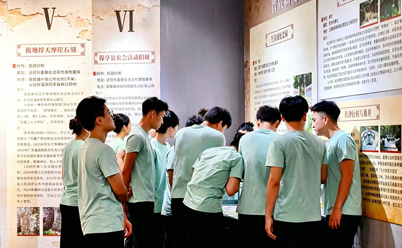 当地文博系统干部职工与各界文保爱好者前来观展。保亭民族博物馆供图.jpg