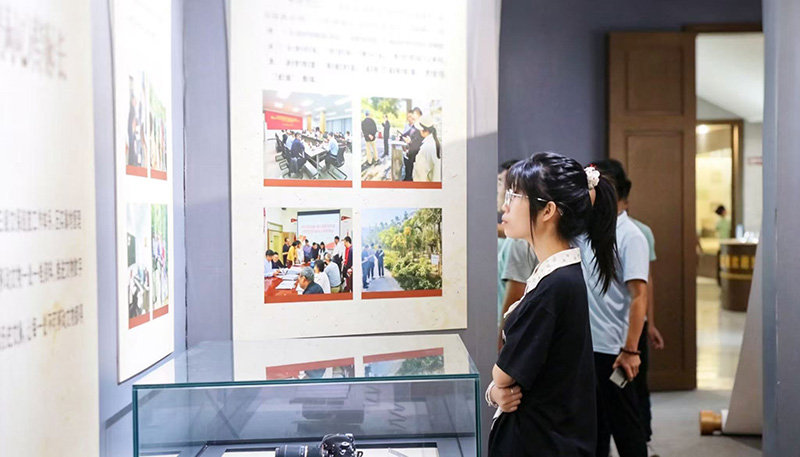 观展者驻足观展。保亭民族博物馆供图