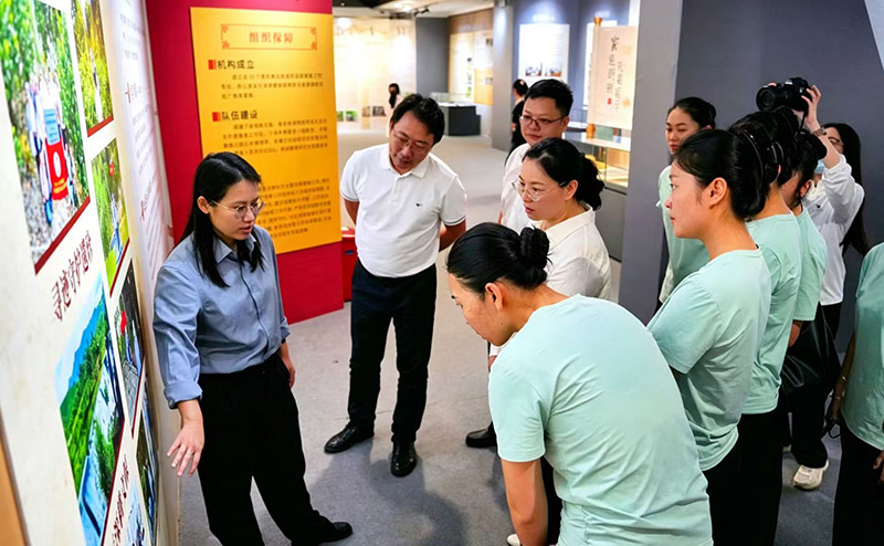 讲解人员向观展者介绍相关情况。保亭民族博物馆供图