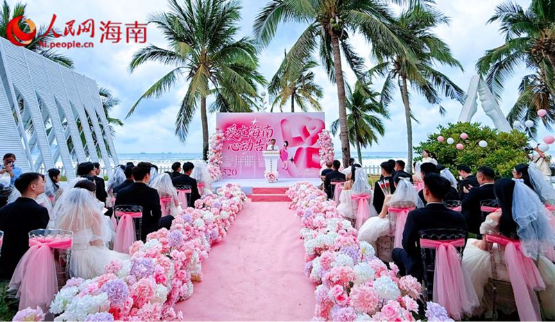 天涯区依托椰梦长廊滨海风光举办“爱在海南，心动告白”集体颁证仪式。人民网 熊淑婷摄(1)