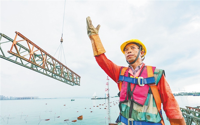 国投洋浦港10万吨级公共粮油码头项目沉桩完成