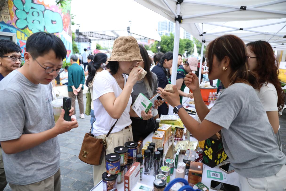 柬埔寨特色美食品尝。陈键增