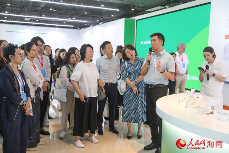 考察团来到先声药业，了解“乐城研用+海口生产”模式的落地运用。人民网记者 牛良玉摄