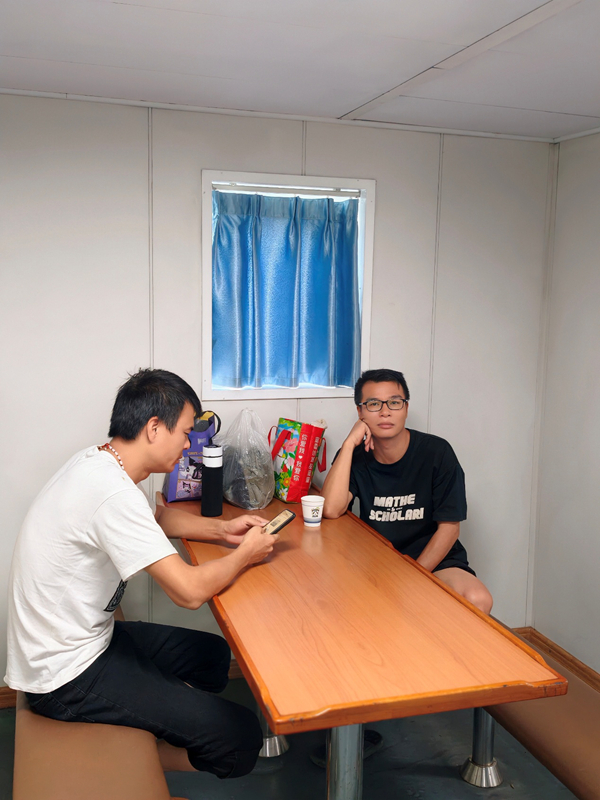司机师傅在船舱里休息。陈键增摄