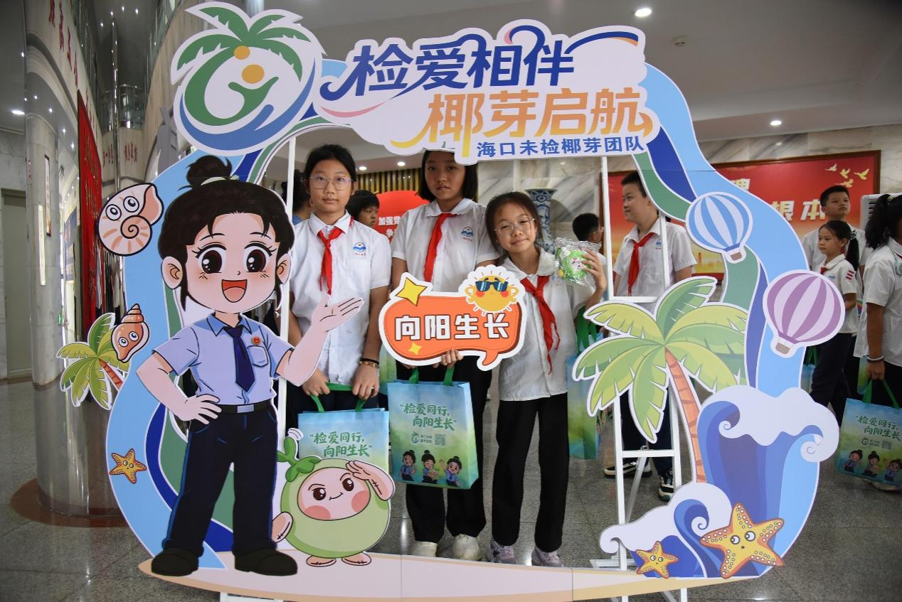 小学生与“椰椰”“芽芽”合影。许生摄