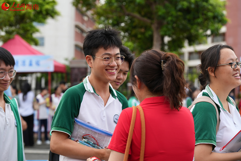 考生进入考场。人民网记者 符武平摄