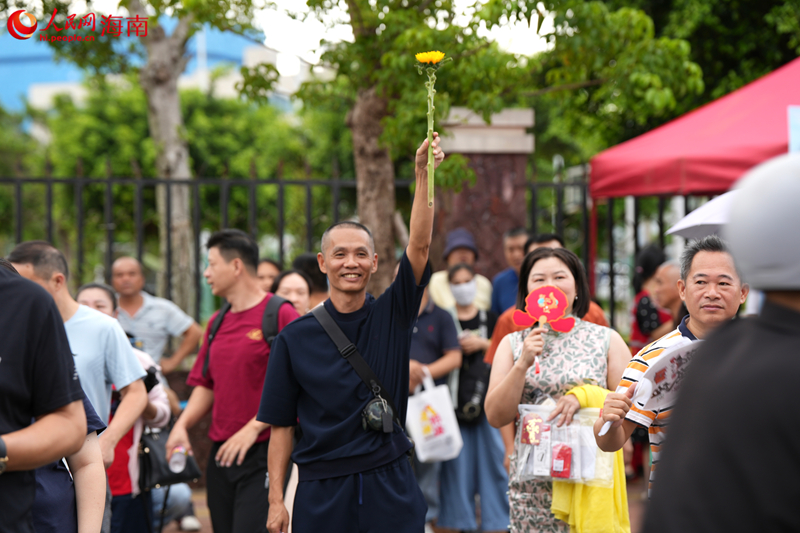 家长为考生加油。人民网记者 符武平摄