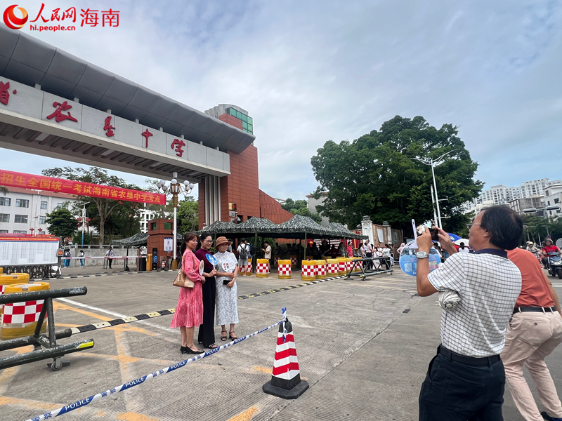 家长在考点外拍照打卡。人民网记者 李学山摄