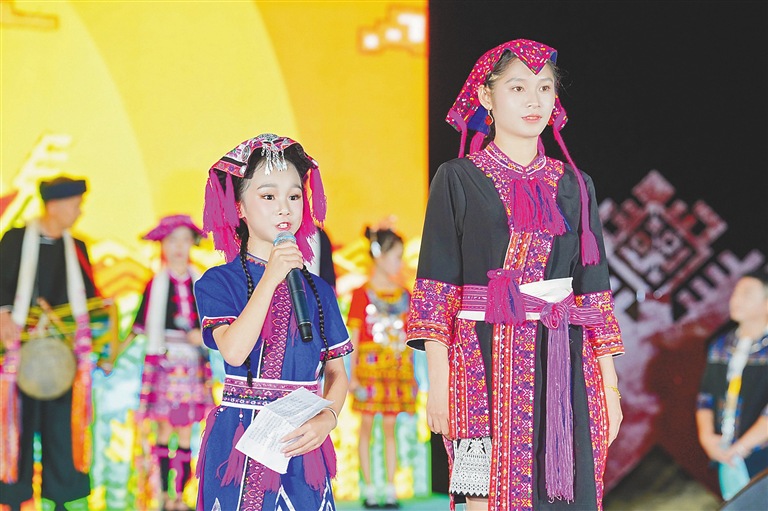 三亚2026年文化和自然遗产日宣传活动现场，演员们展示民族服饰。  　　三亚市文化馆供图