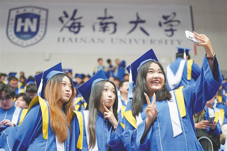 海南大学毕业生们合影。