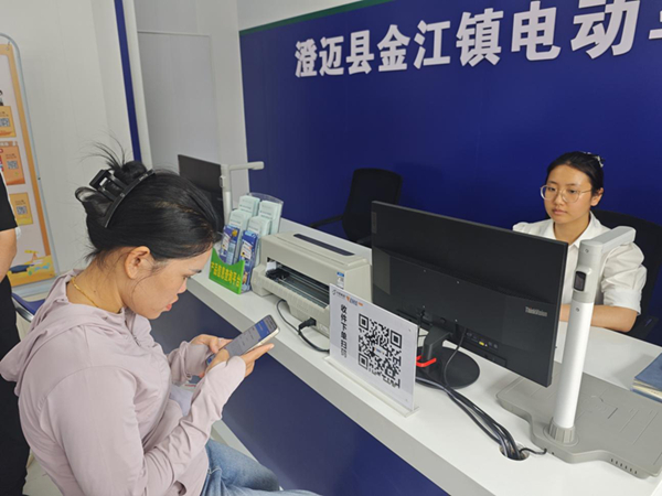 服务站工作人员为客户办理上牌业务。赵松锋摄