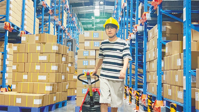 海南赞邦制药厂区仓库。海南日报全媒体记者 郭萃 摄