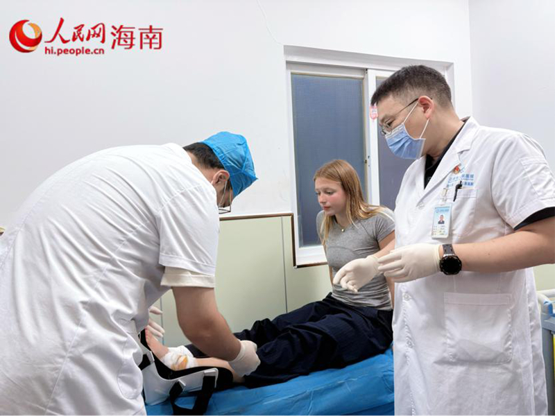 三亚市人民医院｜四川大学华西三亚医院医护团队免费复查、换药复诊。人民网 熊淑婷摄
