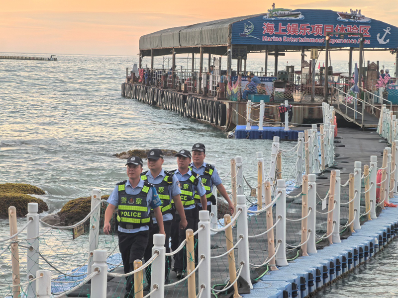 执勤民警在景区巡逻。海南省公安厅反走私和海岸管理总队第四支队供图