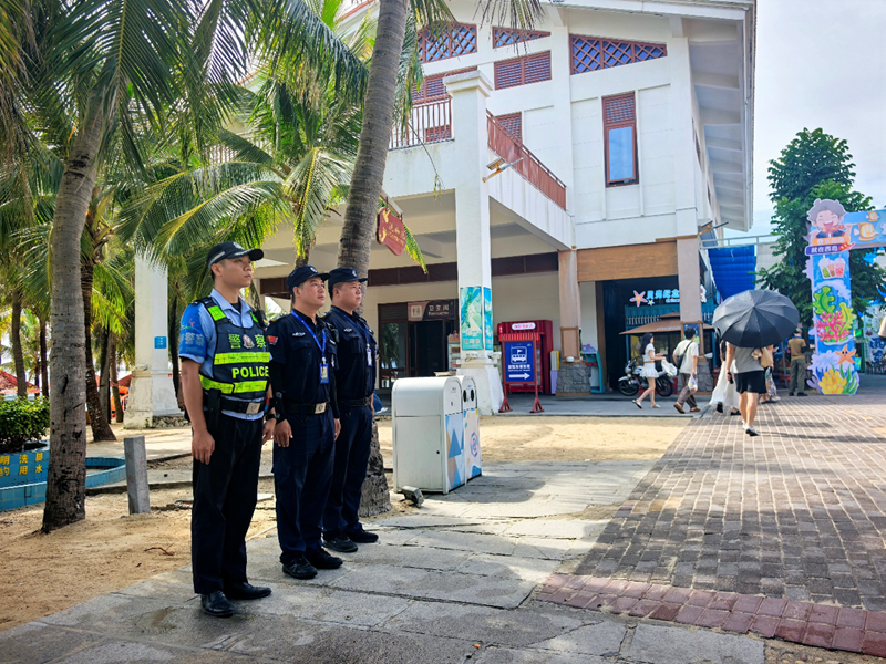 执勤民警在街头值守。海南省公安厅反走私和海岸管理总队第四支队供图