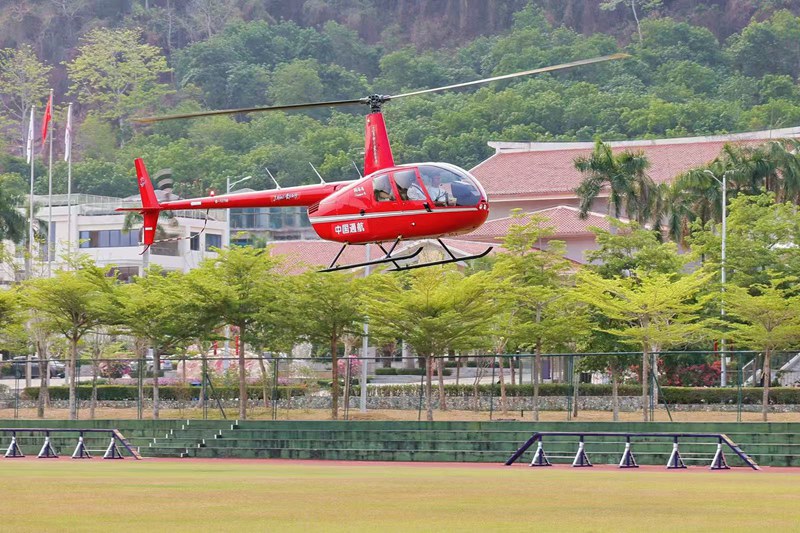 游客在白沙体验低空旅游观光。中国通用航空有限责任公司供图