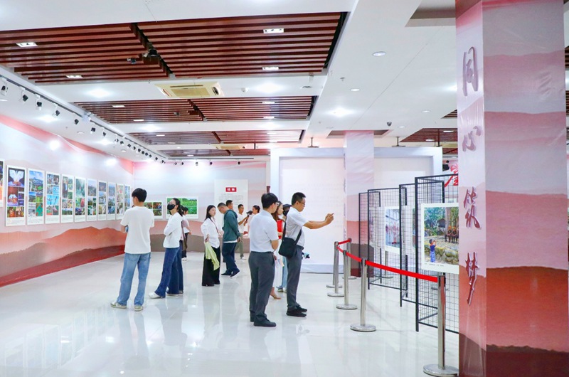 6月29日,保亭黎族苗族自治县庆祝建党105周年摄影作品展正式开展。主办方供图