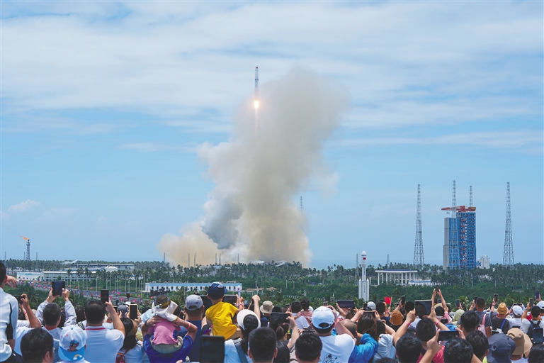 7月10日，市民游客在现场见证长征十号乙运载火箭成功发射。海南日报全媒体记者 张茂 摄