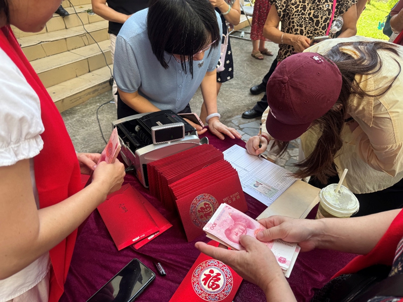 小区为业主发放“集体红包”。张翔摄