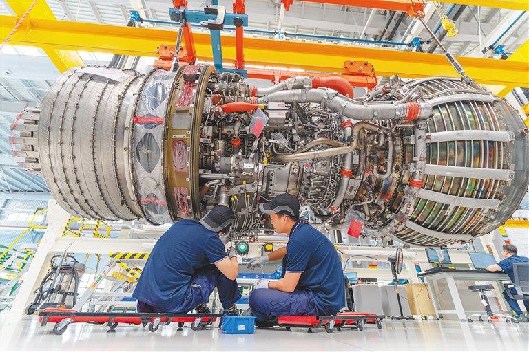 在海口空港综合保税区航空发动机维修基地内，海口美兰空港吉耐斯航空发动机维修工程有限公司技术人员对航空发动机进行检查。海南日报全媒体记者 袁琛 摄