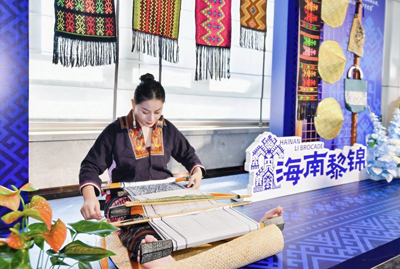 黎锦技艺展示。主办方供图