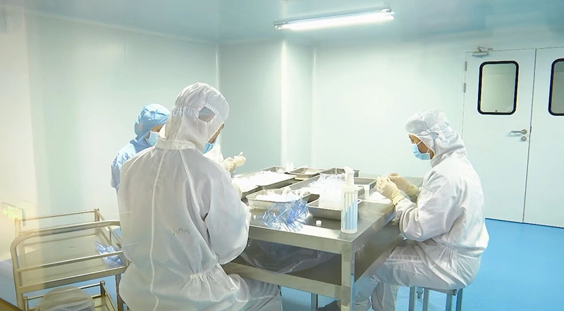 车间里，工作人员正在忙碌。海口国家高新区管委会供图