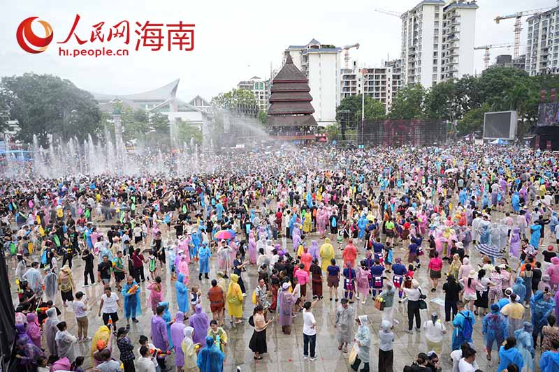 市民游客嬉水狂欢。 人民网记者 孟凡盛摄