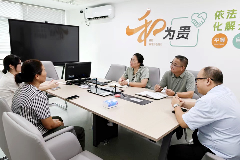 相关领导现场解决劳动者诉求。海南省劳动人事争议联合调解中心供图2