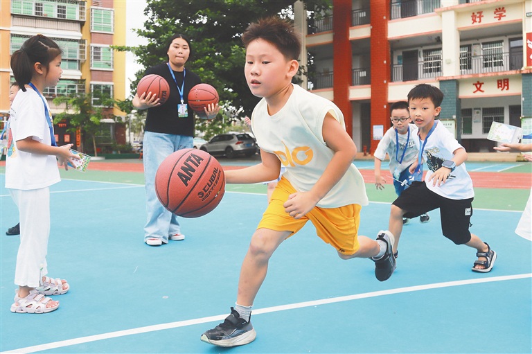三亚暑期托管班的篮球课上，临春小学学生练习打篮球。海南日报全媒体记者 王程龙 摄