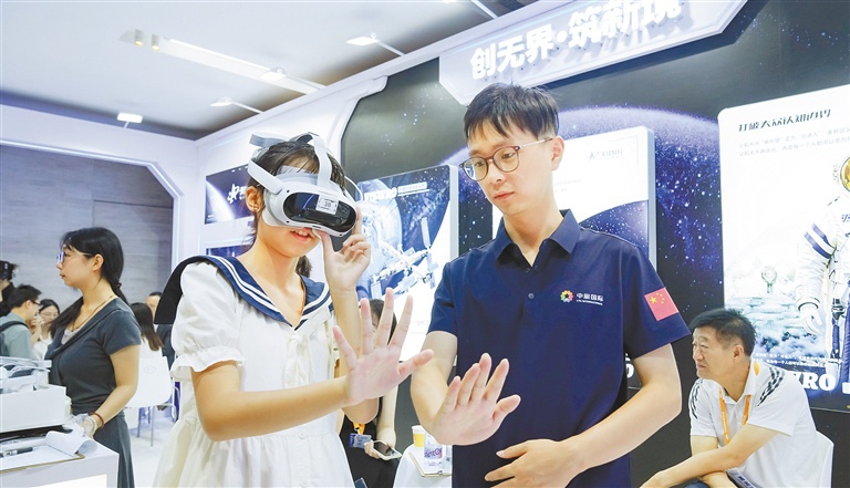 观众在现场体验科技互动项目。本组图片均由海南日报全媒体记者 武威 摄