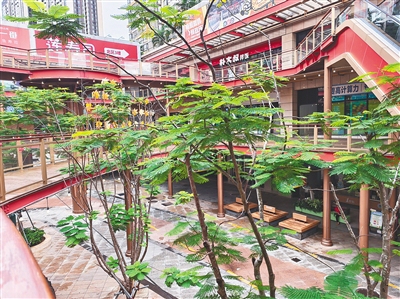 海口友谊国贸城的风雨连廊。 海南日报全媒体记者 陈明艳 摄
