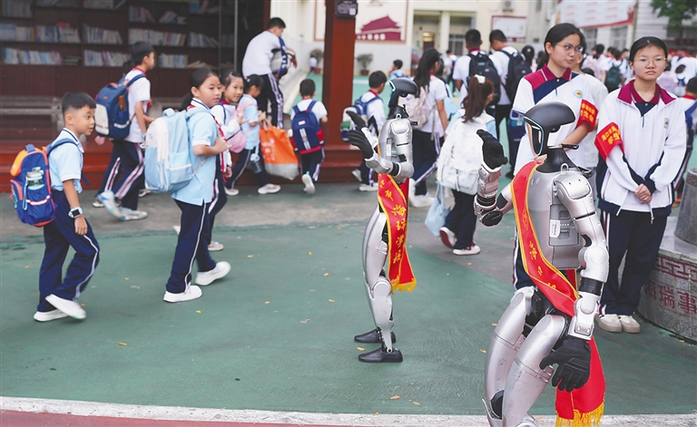 海南省中小学精彩第一课出“新”又入“心”