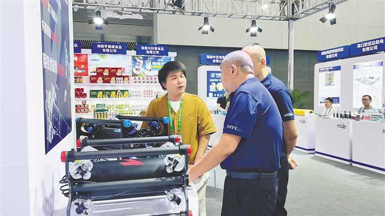 中博会上，企业代表向客商介绍海南科创产品。海南日报全媒体记者 王洪旭