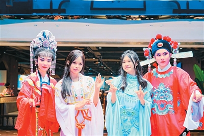 越南广宁友城青少年体验琼剧。