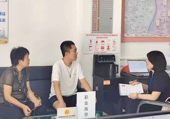 职业导师（右一）为求职者进行职业指导咨询。主办方供图