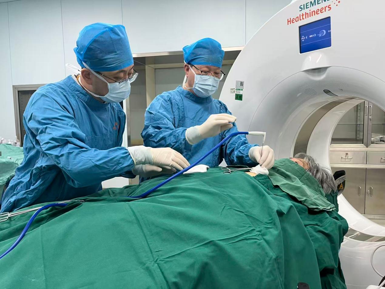 牛惠敏主任（右）为患者治疗。海南省肿瘤医院供图