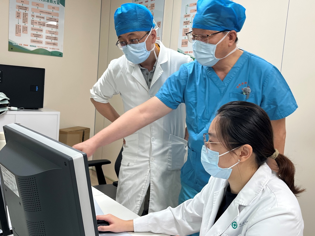 专家团队术前制订手术计划。海南省肿瘤医院供图